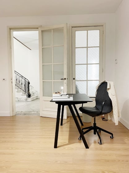 interieuradvies bij je thuis, textielstalen, decoratiemateriaal, interieurvormgever, inrichting meetingroom, tafel, decoratie, Belinda Boogaerts