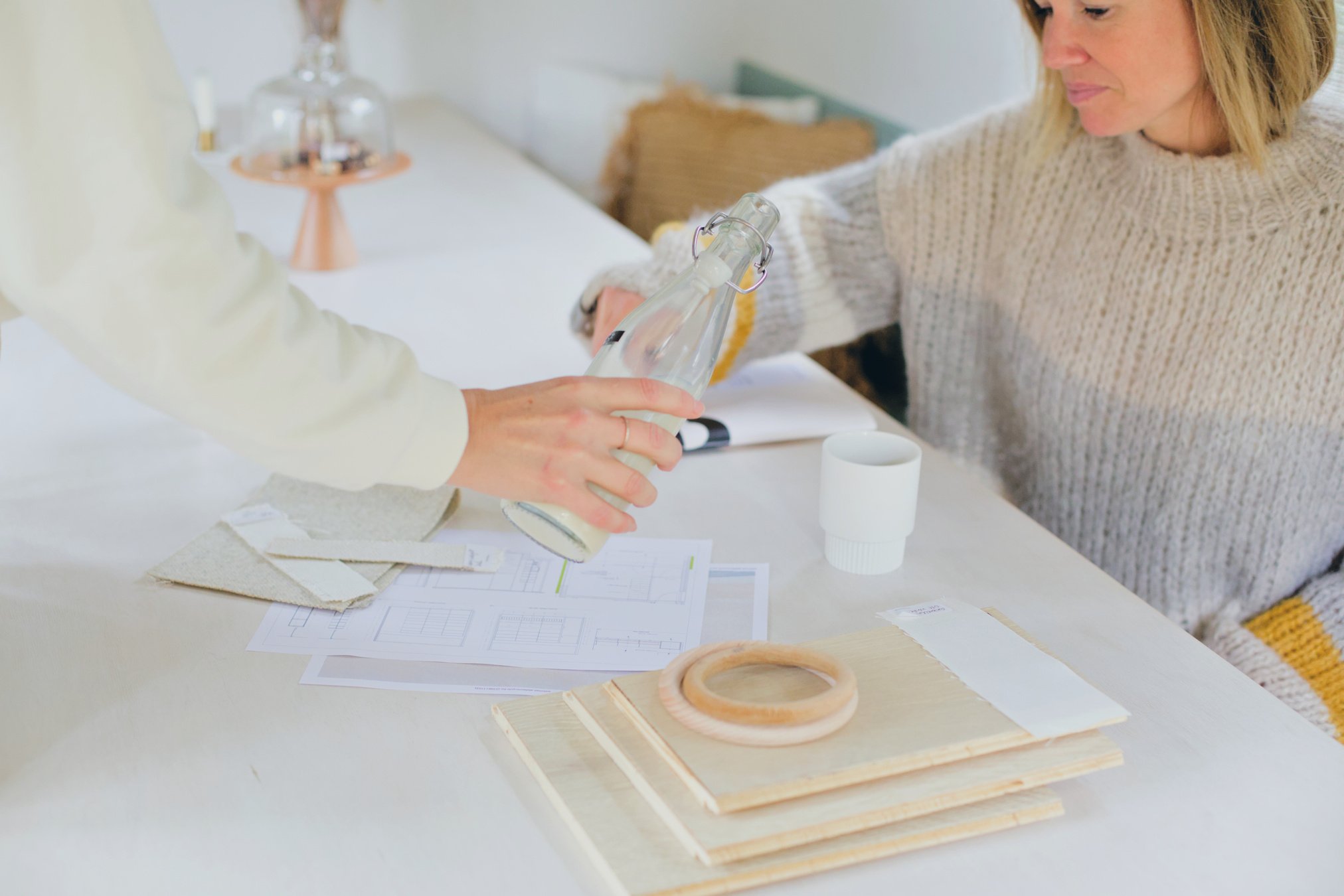 interieuradvies bij je thuis, textielstalen, decoratiemateriaal, interieurvormgever, inrichting meetingroom, tafel, decoratie, Belinda Boogaerts