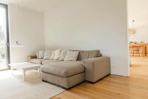 interieuradvies bij je thuis, textielstalen, decoratiemateriaal, interieurvormgever, inrichting meetingroom, tafel, decoratie, Belinda Boogaerts