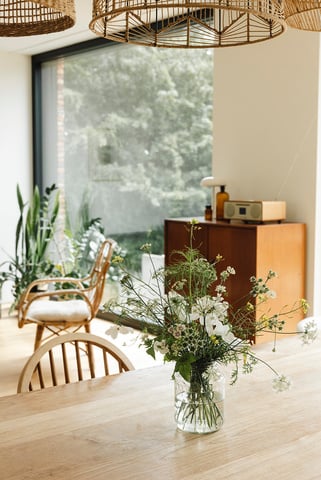 interieuradvies bij je thuis, textielstalen, decoratiemateriaal, interieurvormgever, inrichting meetingroom, tafel, decoratie, Belinda Boogaerts